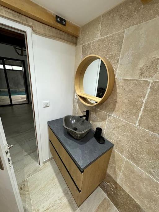 Villa Emotion Spa84 Piscine Interieur Et Jacuzzi Mondragon